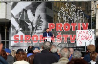 Rijeka: Prosvjed protiv siromaštva na trgu 128 brigade HV