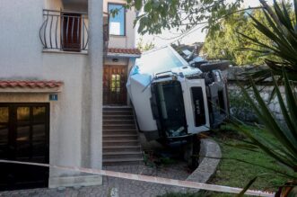 U Srdočima kamion sletio s ceste u dvorište kuće