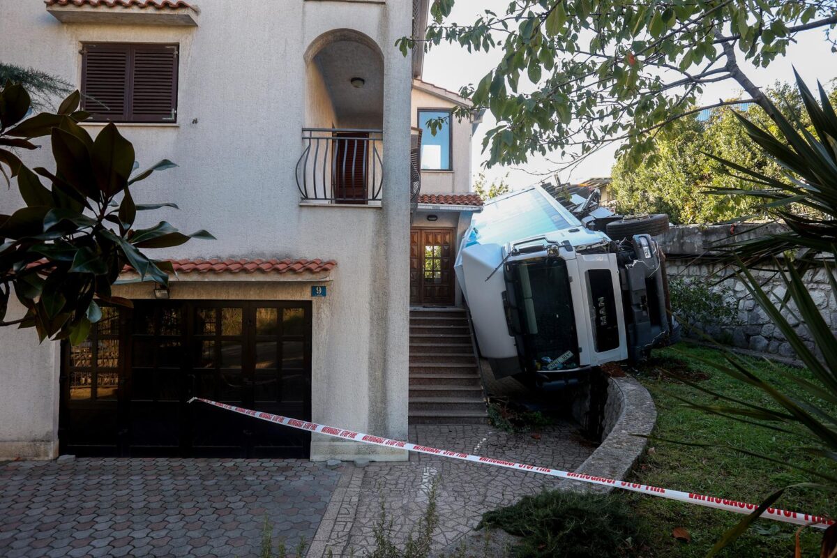 U Srdočima kamion sletio s ceste u dvorište kuće