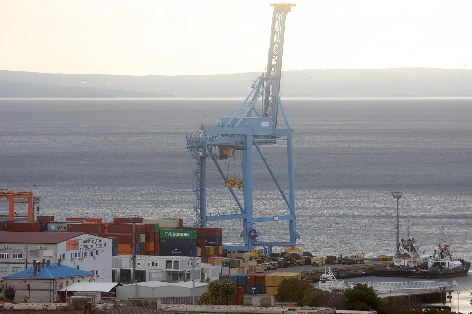 Rijeka: Istovar američke vojne opreme na kontejnerskom terminalu Brajdica Rijeka: Istovar američke vojne opreme na kontejnerskom terminalu Brajdica