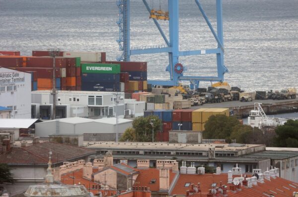 Rijeka: Istovar američke vojne opreme na kontejnerskom terminalu Brajdica Rijeka: Istovar američke vojne opreme na kontejnerskom terminalu Brajdica