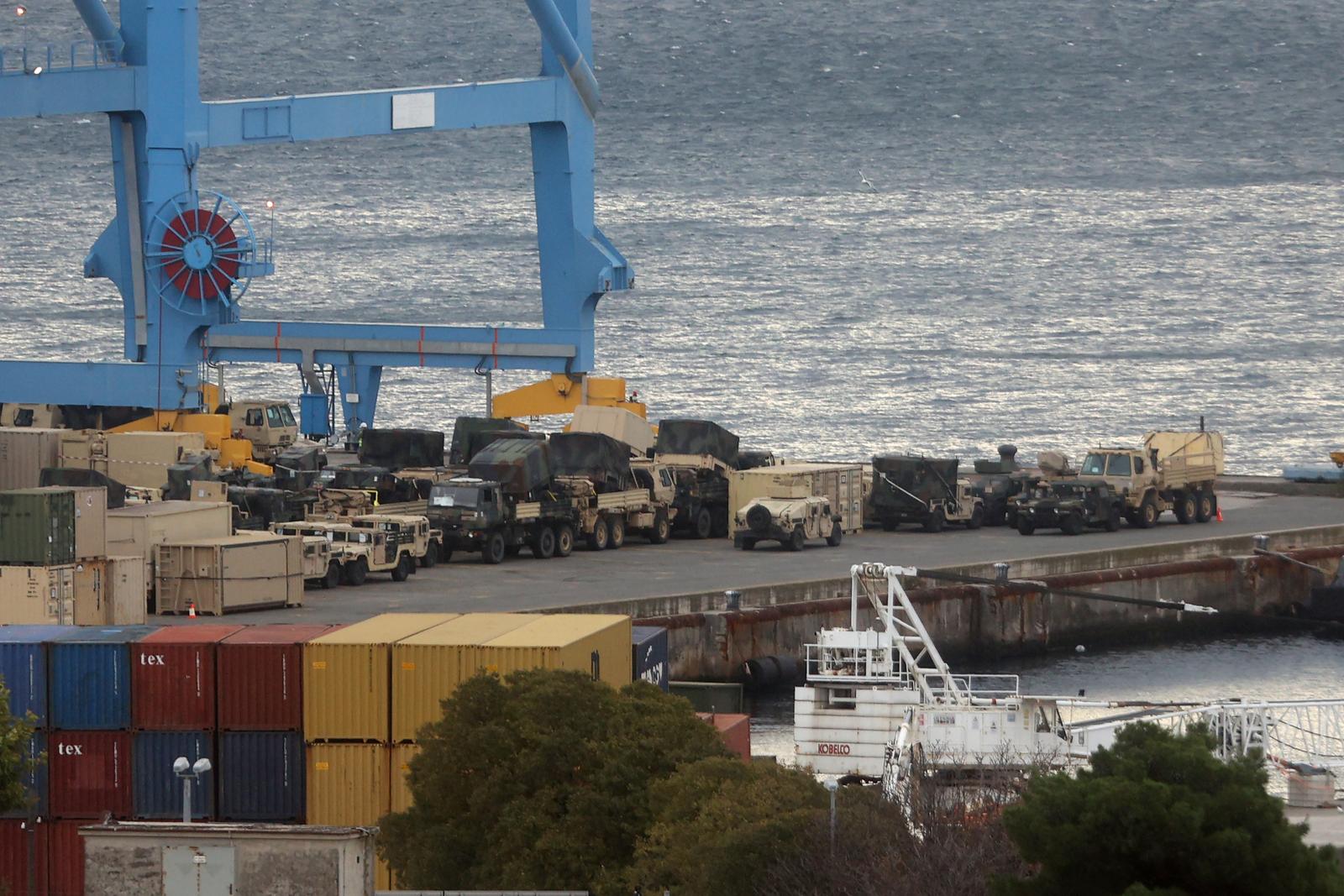 Rijeka: Istovar američke vojne opreme na kontejnerskom terminalu Brajdica Rijeka: Istovar američke vojne opreme na kontejnerskom terminalu Brajdica