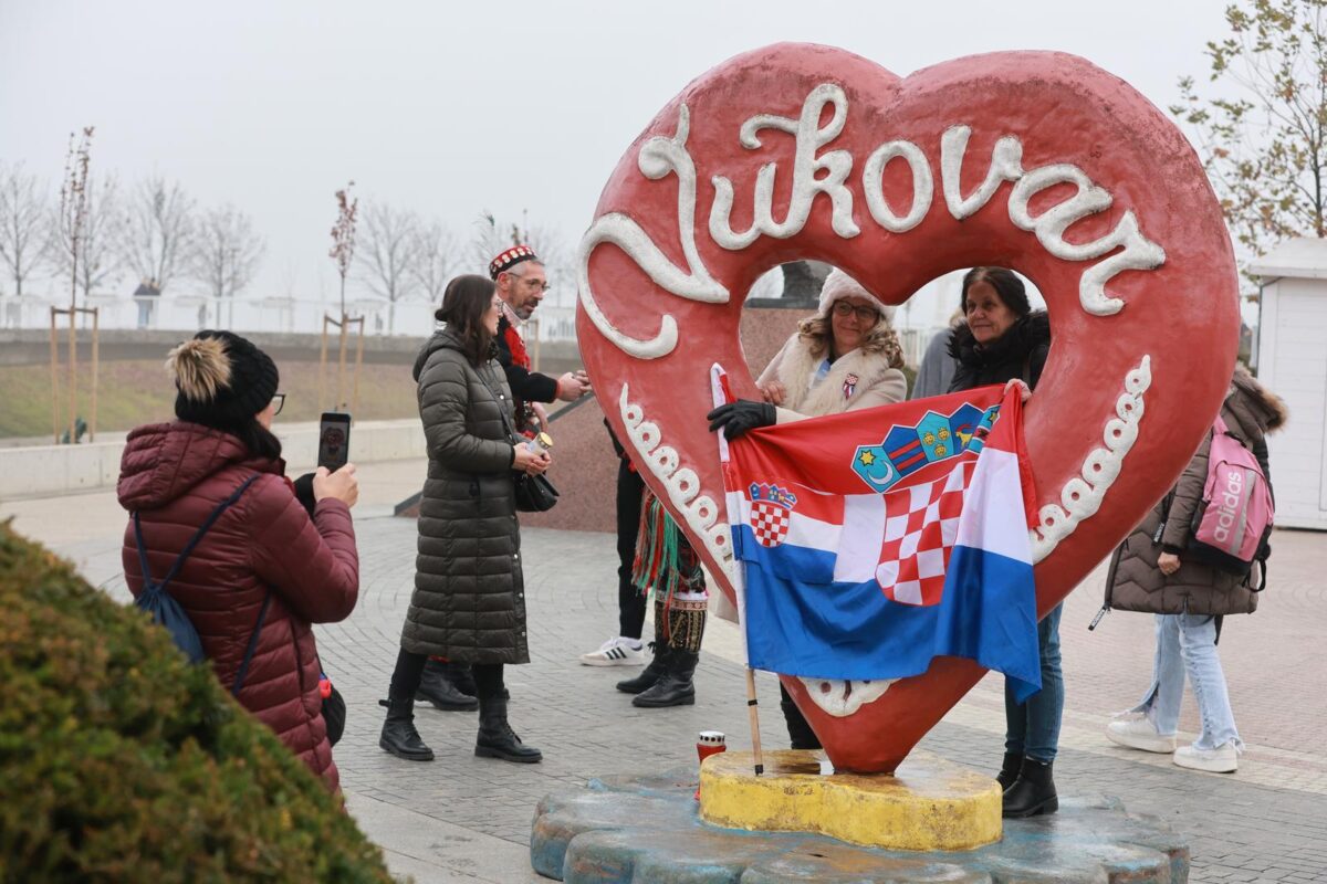 Vukovar: Okupljanje uoči obilježavanja 33. obljetnice stradanja Vukovara