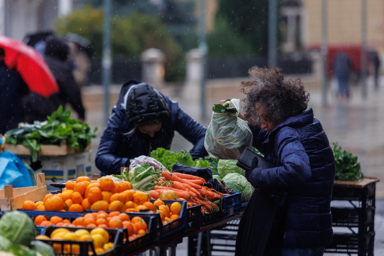 Rijeka: Kiša te jugo otežavaju rad na tržnici Rijeka: Kiša te jugo otežavaju rad na tržnici