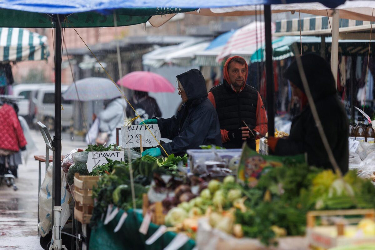 Rijeka: Kiša te jugo otežavaju rad na tržnici