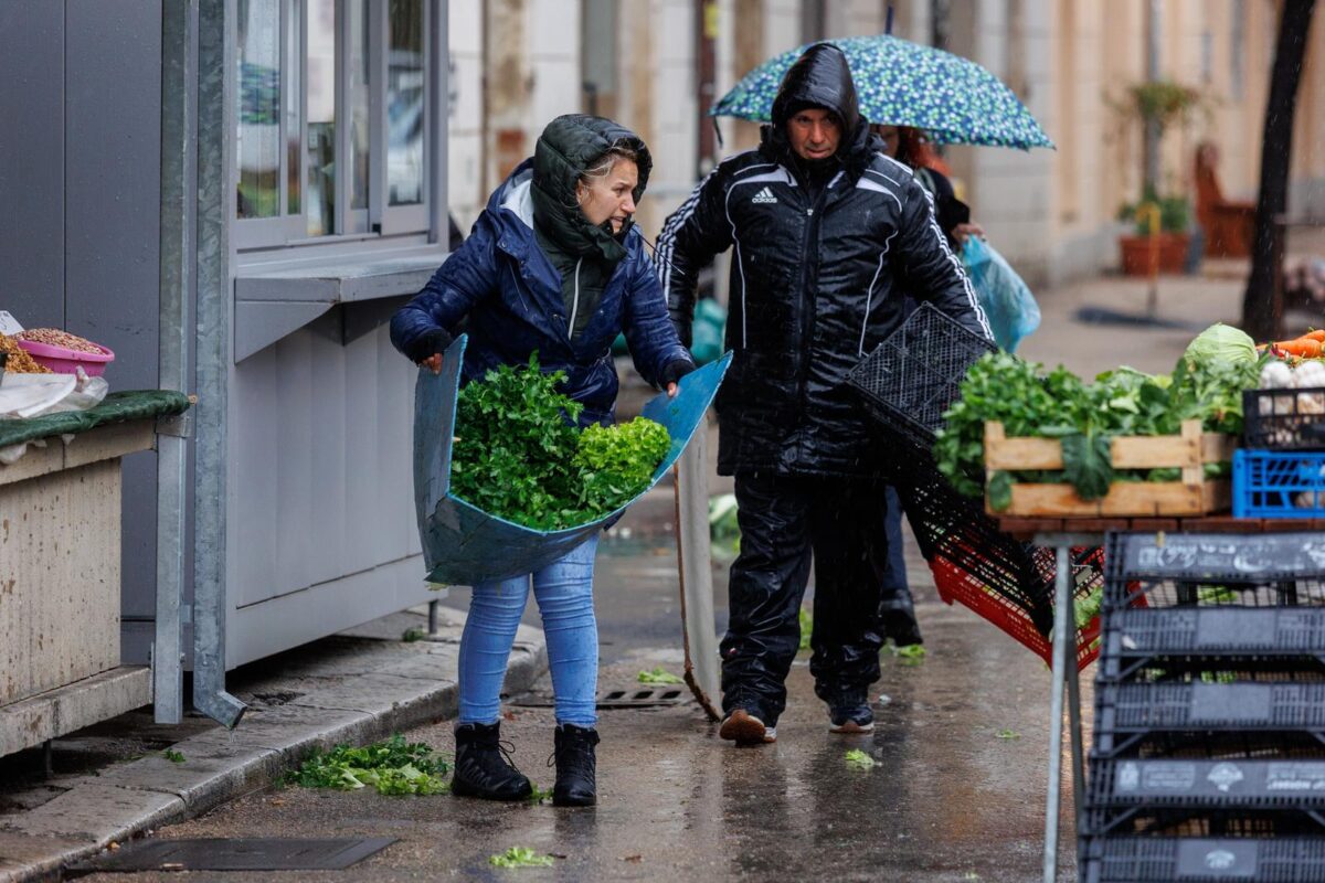 Rijeka: Kiša te jugo otežavaju rad na tržnici