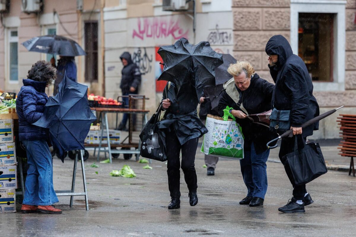 Rijeka: Kiša te jugo otežavaju rad na tržnici