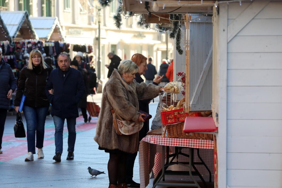 Rijeka: Adventski sajam otvoren je na Korzu