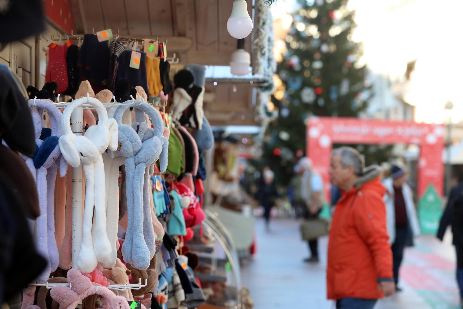 Rijeka: Adventski sajam otvoren je na Korzu Rijeka: Adventski sajam otvoren je na Korzu
