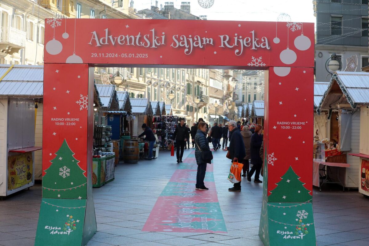 Rijeka: Adventski sajam otvoren je na Korzu