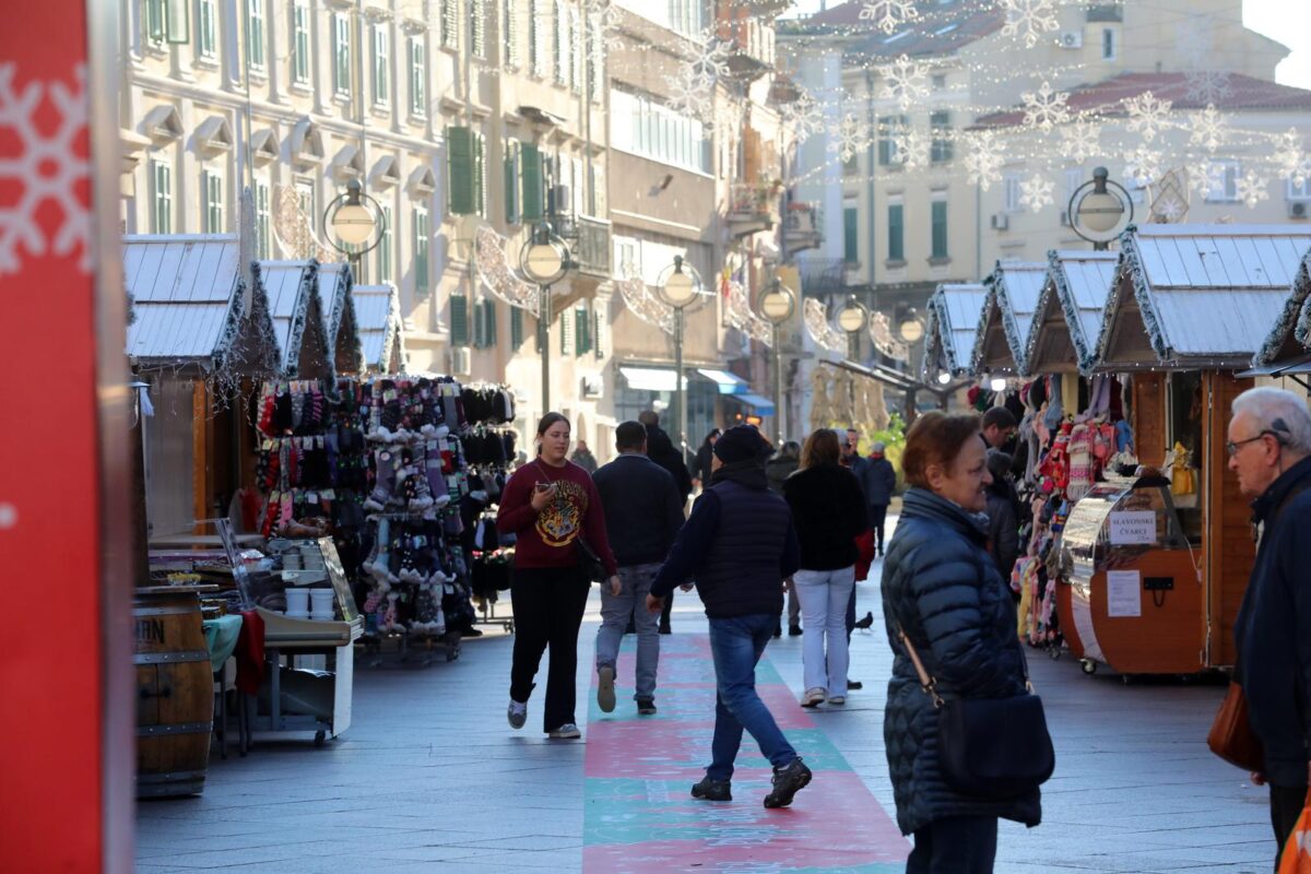 Rijeka: Adventski sajam otvoren je na Korzu