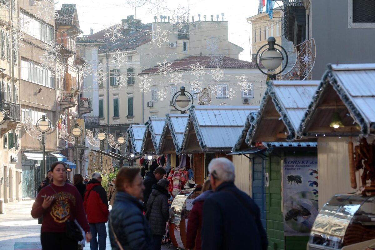 Rijeka: Adventski sajam otvoren je na Korzu