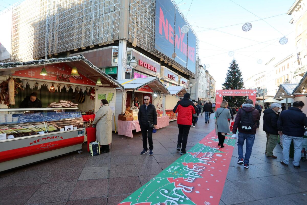 Rijeka: Adventski sajam otvoren je na Korzu