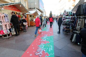 Rijeka: Adventski sajam otvoren je na Korzu