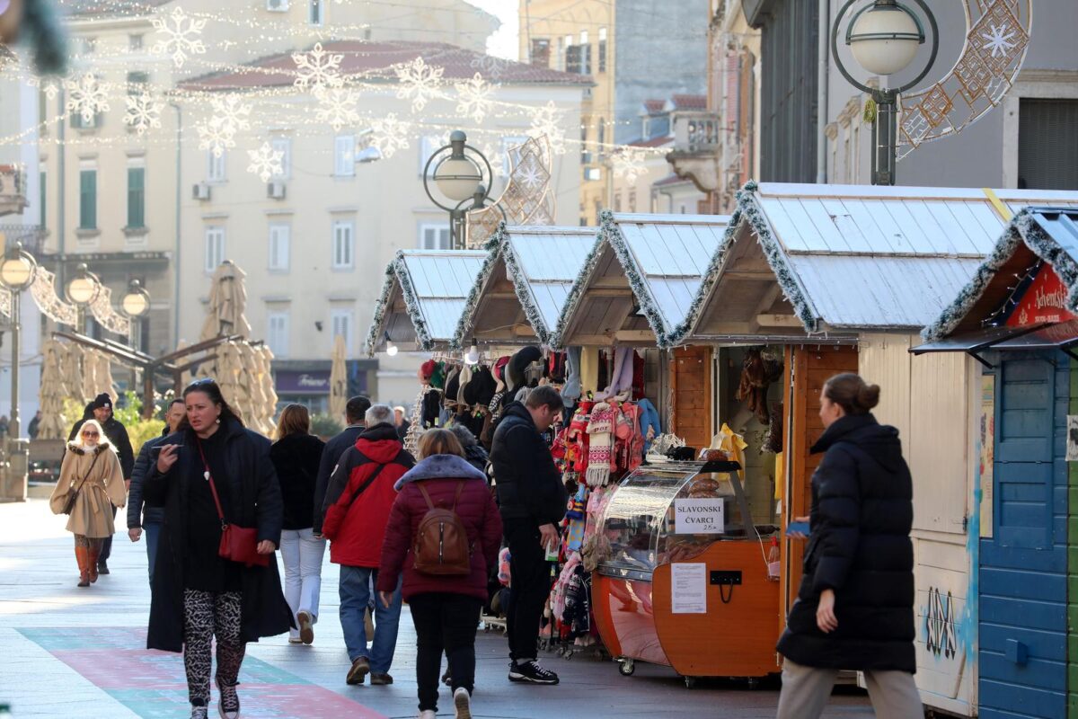 Rijeka: Adventski sajam otvoren je na Korzu