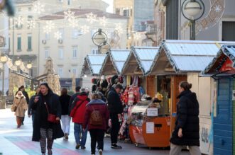 Rijeka: Adventski sajam otvoren je na Korzu