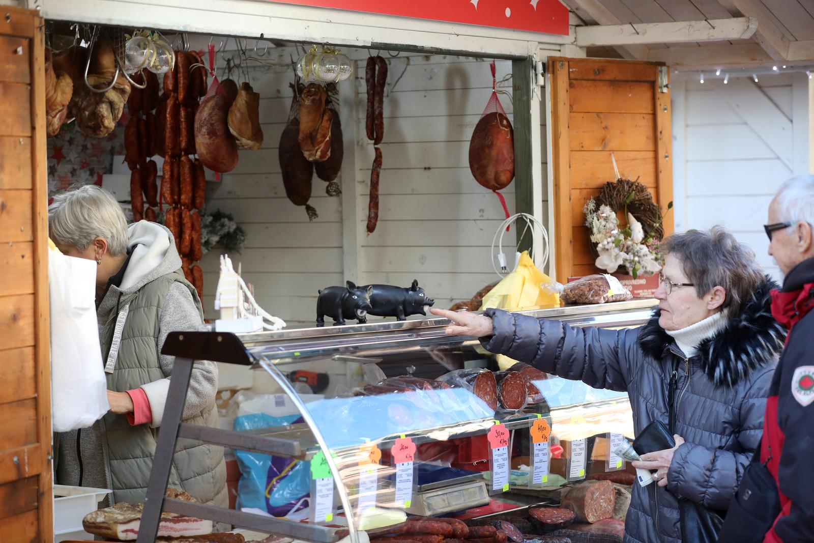 Rijeka: Adventski sajam otvoren je na Korzu Rijeka: Adventski sajam otvoren je na Korzu