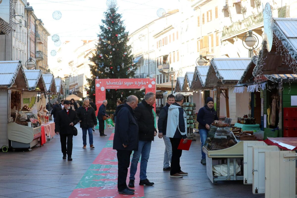 Rijeka: Adventski sajam otvoren je na Korzu