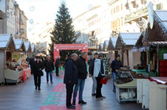 Rijeka: Adventski sajam otvoren je na Korzu