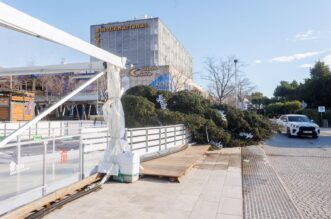 Jaka bura s olujnim udarima srušila je božićnu jelku u Crikvenici