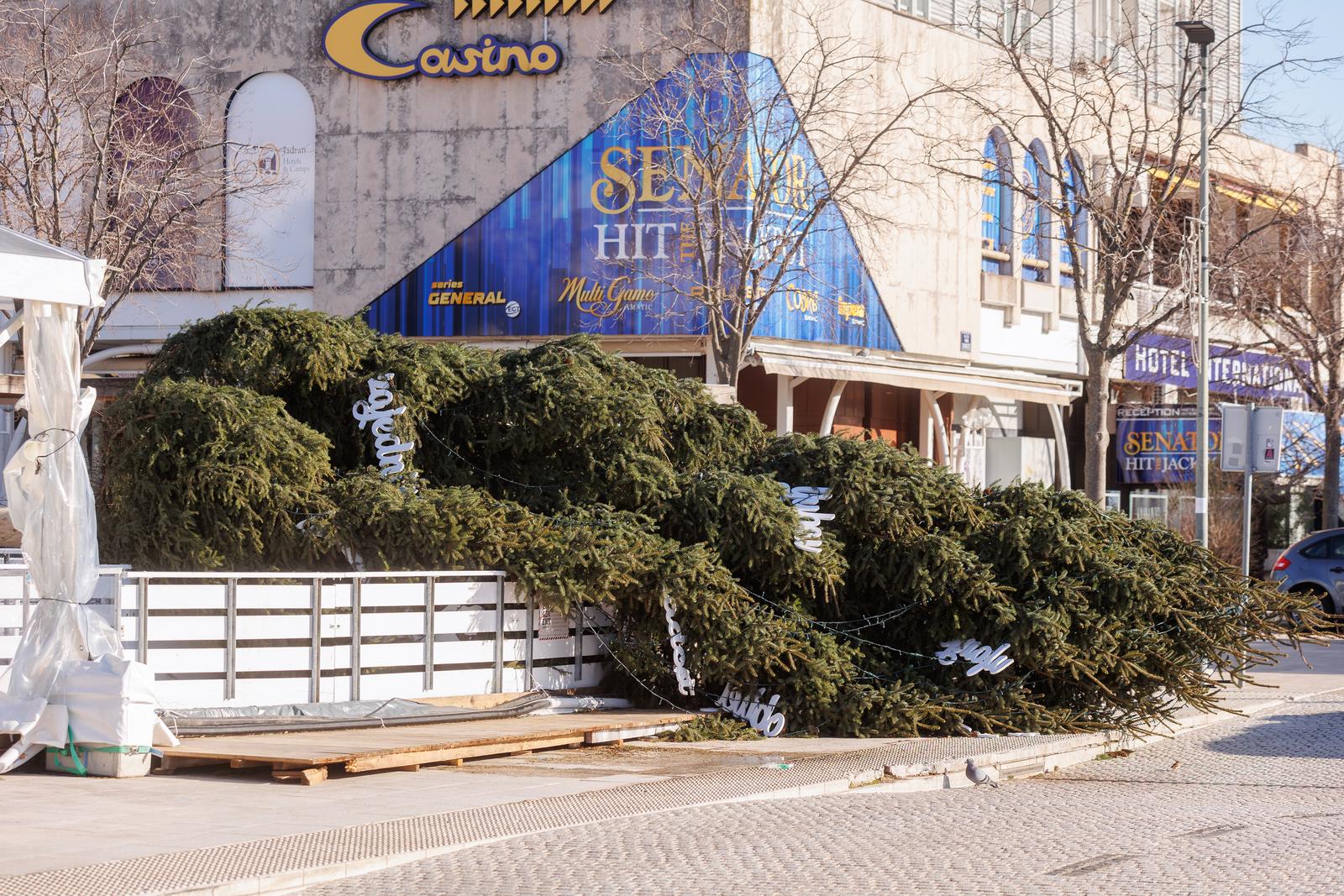 Jaka bura s olujnim udarima srušila je božićnu jelku u Crikvenici