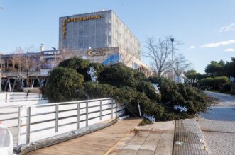 Jaka bura s olujnim udarima srušila je božićnu jelku u Crikvenici