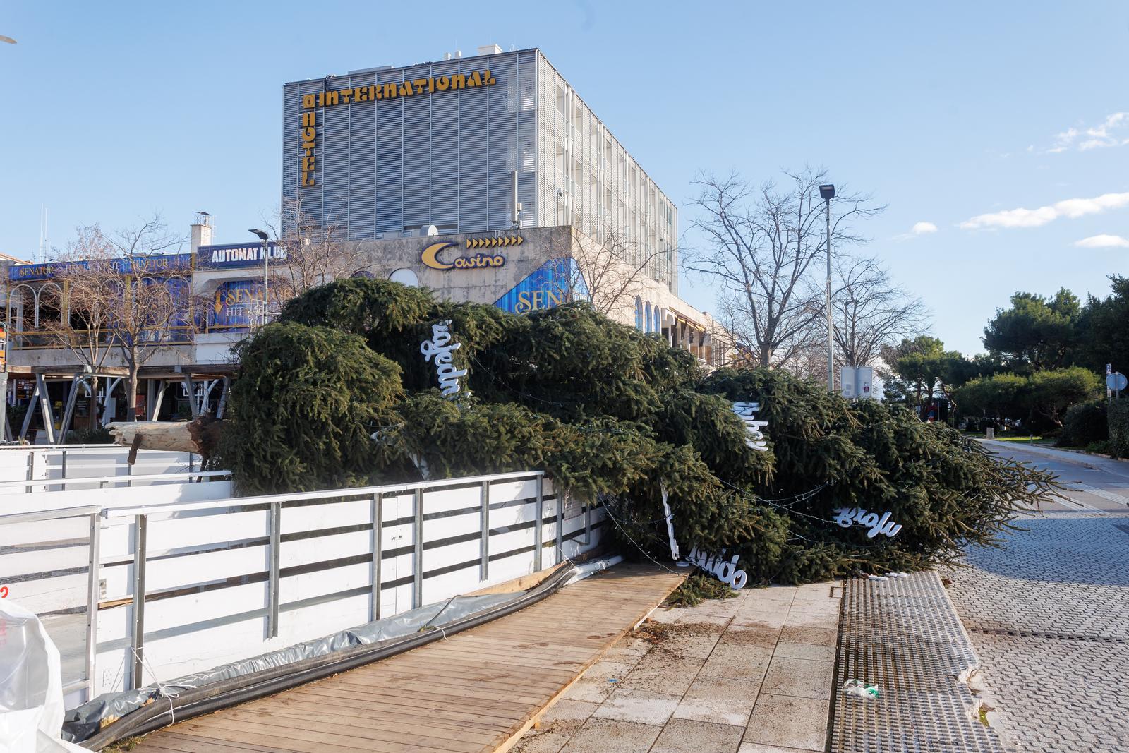 Jaka bura s olujnim udarima srušila je božićnu jelku u Crikvenici