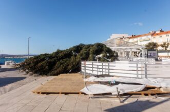 Jaka bura s olujnim udarima srušila je božićnu jelku u Crikvenici