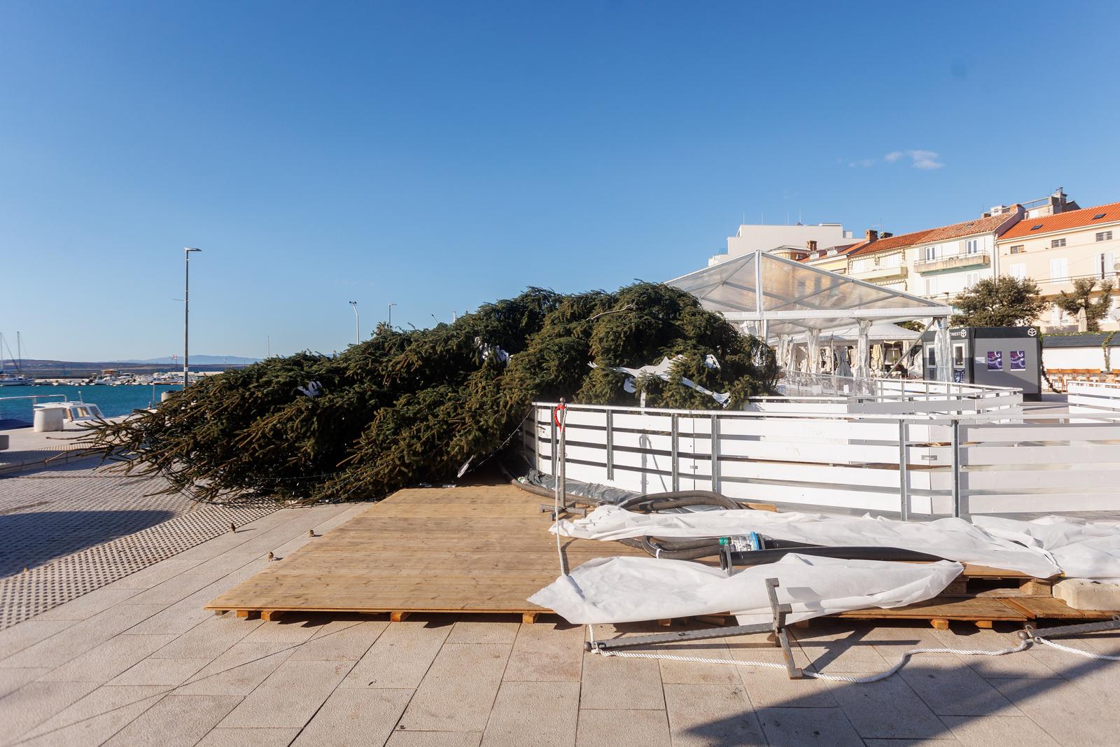 Jaka bura s olujnim udarima srušila je božićnu jelku u Crikvenici