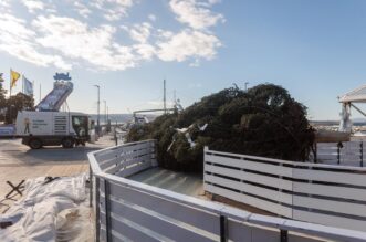 Jaka bura s olujnim udarima srušila je božićnu jelku u Crikvenici