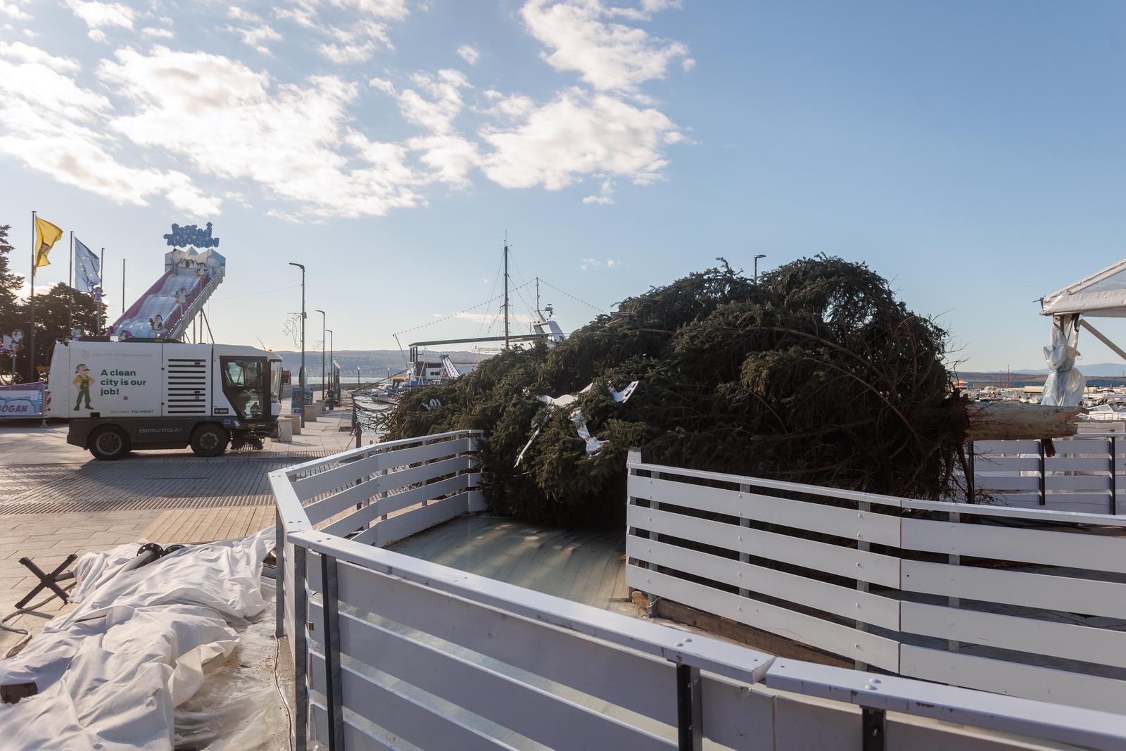 Jaka bura s olujnim udarima srušila je božićnu jelku u Crikvenici