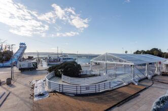 Jaka bura s olujnim udarima srušila je božićnu jelku u Crikvenici