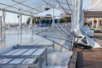 Jaka bura s olujnim udarima srušila je božićnu jelku u Crikvenici