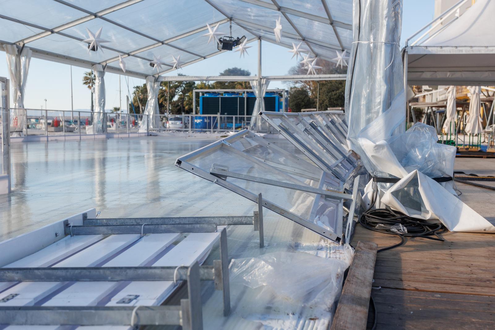 Jaka bura s olujnim udarima srušila je božićnu jelku u Crikvenici