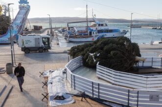 Jaka bura s olujnim udarima srušila je božićnu jelku u Crikvenici