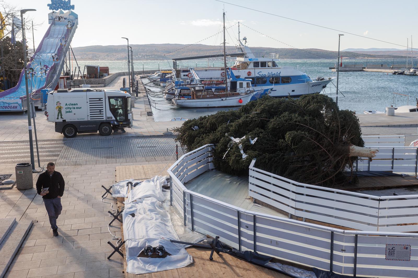 Jaka bura s olujnim udarima srušila je božićnu jelku u Crikvenici