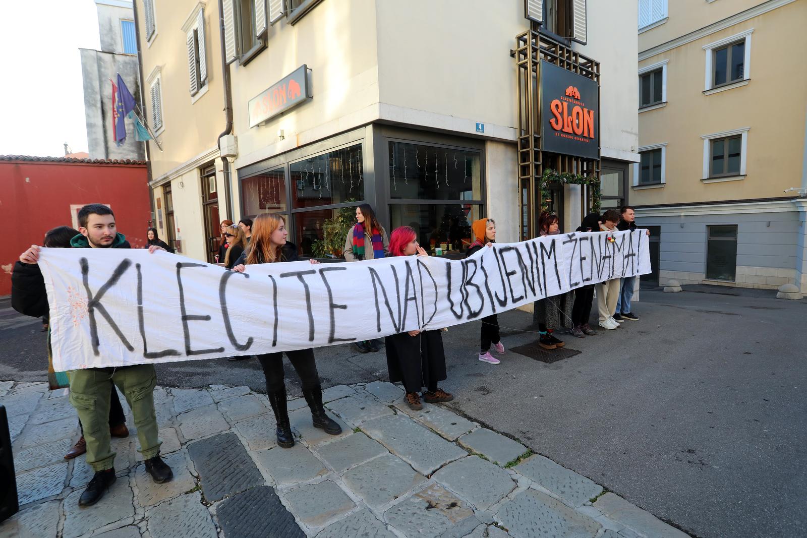 Rijeka: Molitelji i prosvjednici pred katedralom Svetog Vida Rijeka: Molitelji i prosvjednici pred katedralom Svetog Vida