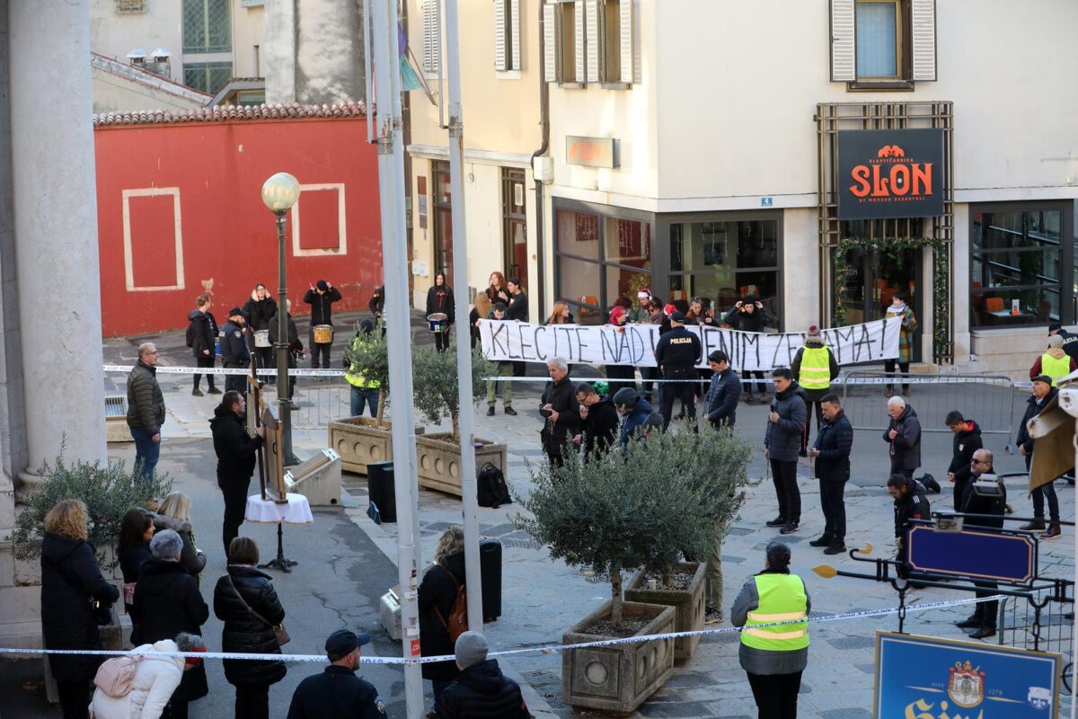 Rijeka: Molitelji i prosvjednici pred katedralom Svetog Vida