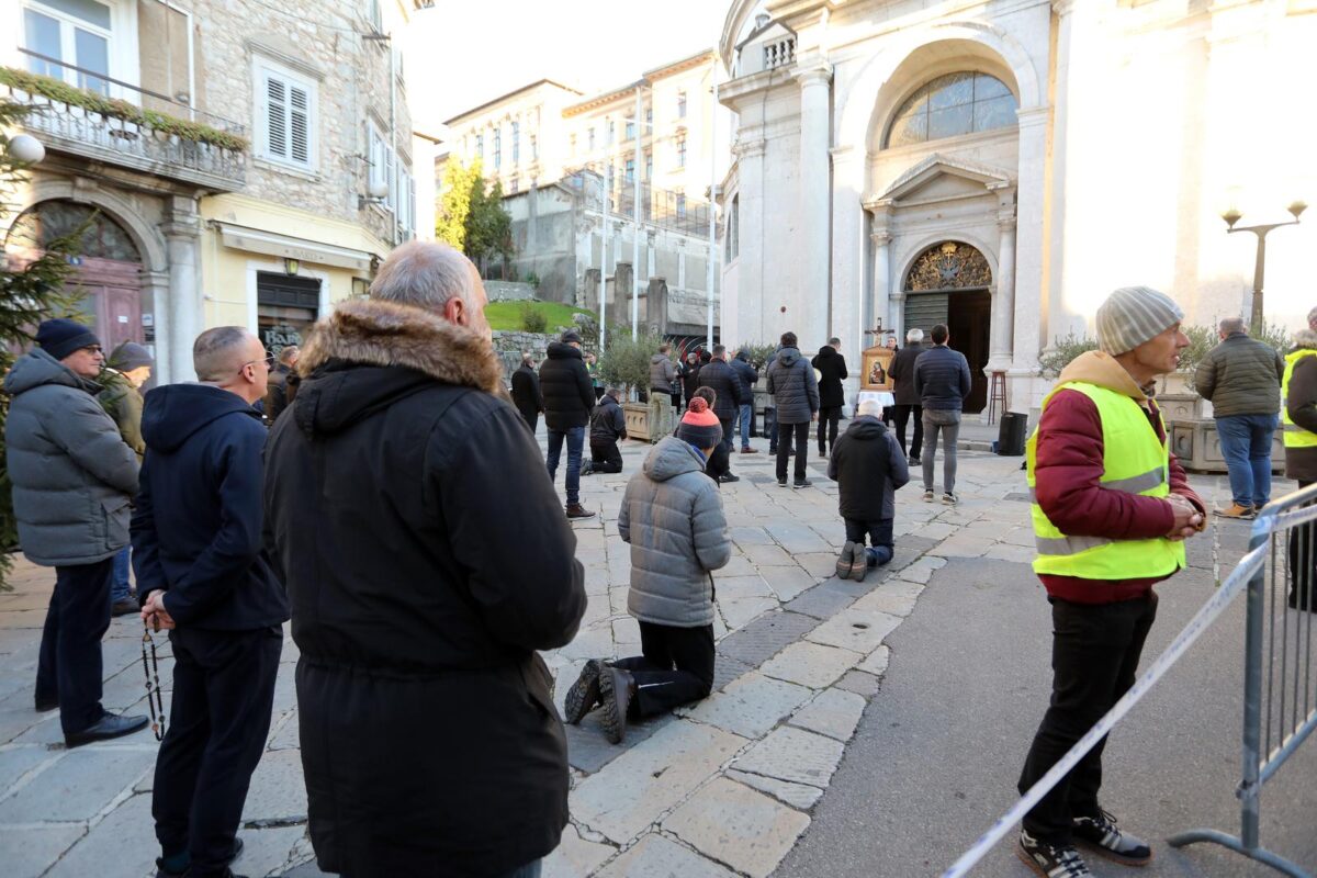 Rijeka: Molitelji i prosvjednici pred katedralom Svetog Vida