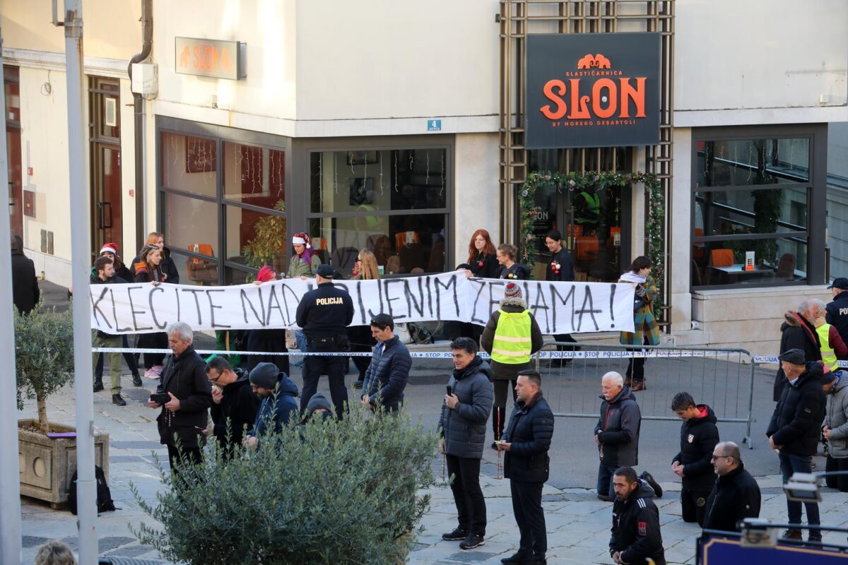 Rijeka: Molitelji i prosvjednici pred katedralom Svetog Vida