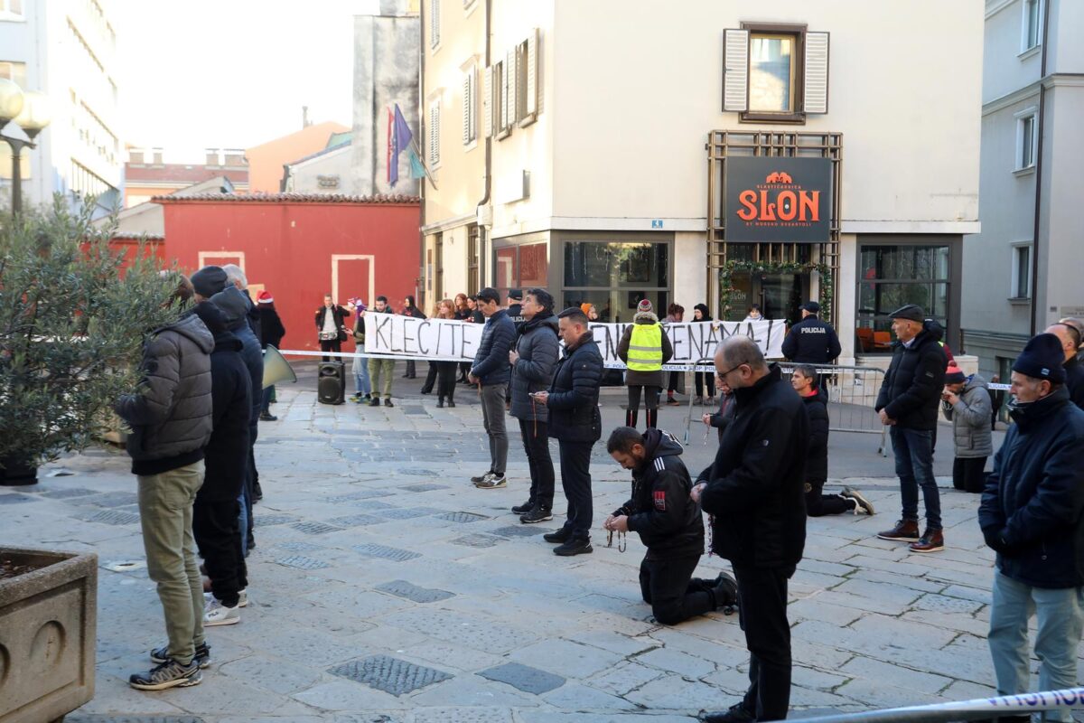 Rijeka: Molitelji i prosvjednici pred katedralom Svetog Vida