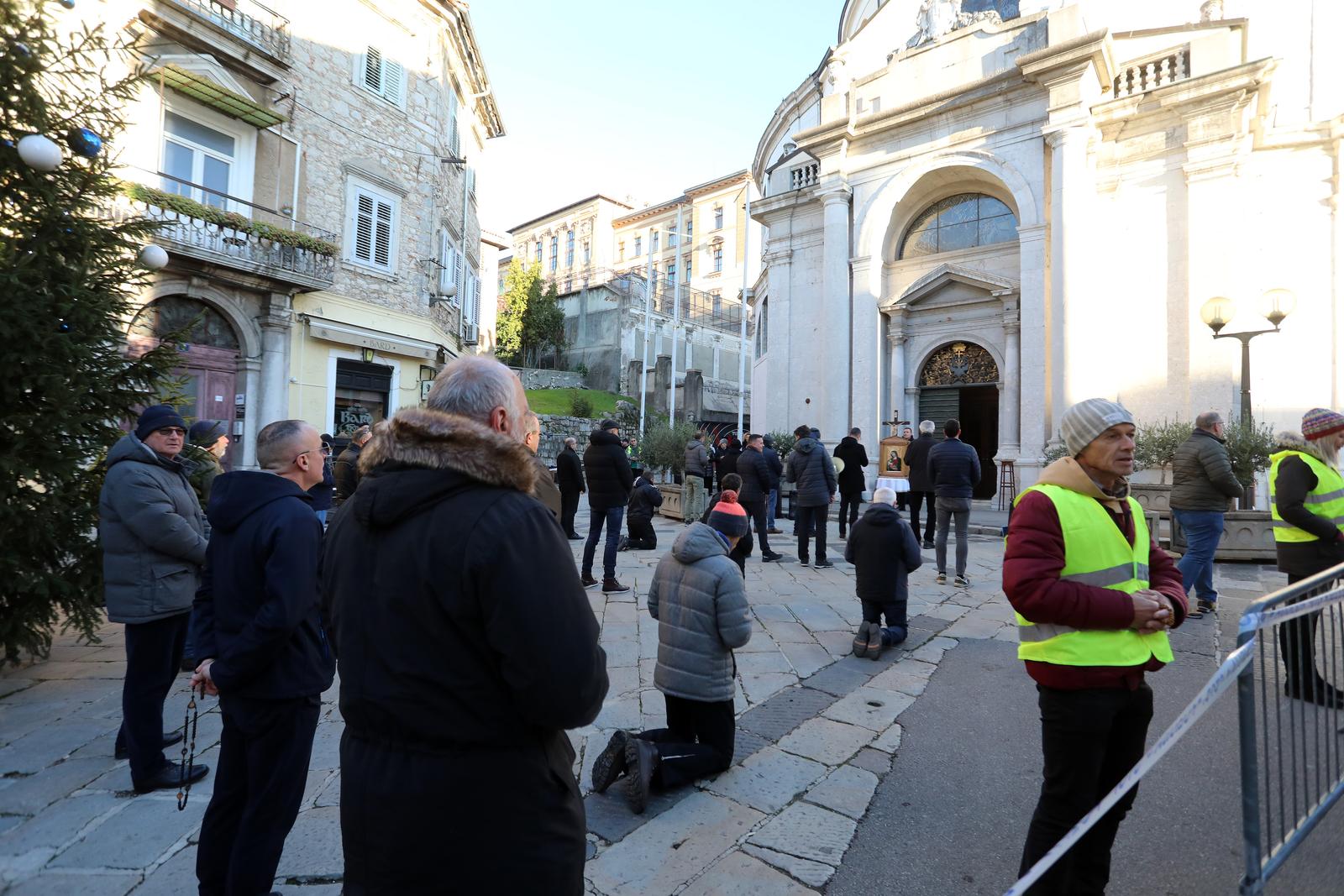 Rijeka: Molitelji i prosvjednici pred katedralom Svetog Vida Rijeka: Molitelji i prosvjednici pred katedralom Svetog Vida