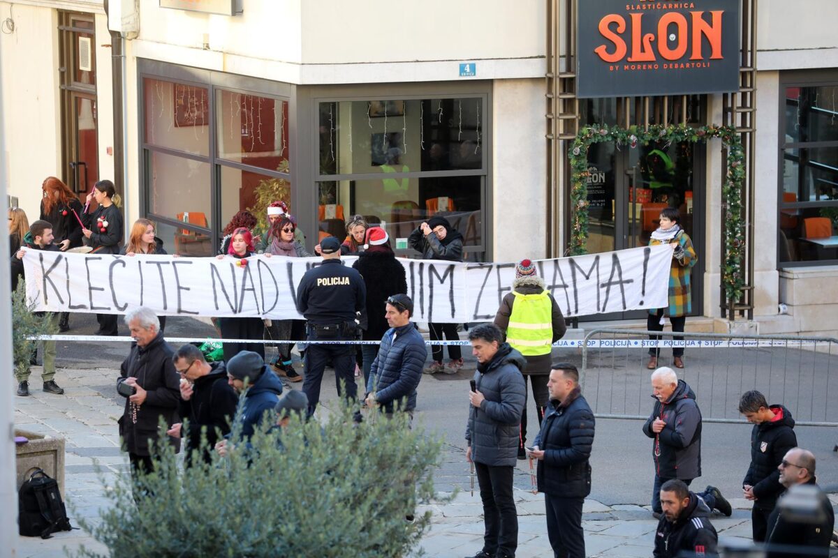 Rijeka: Molitelji i prosvjednici pred katedralom Svetog Vida