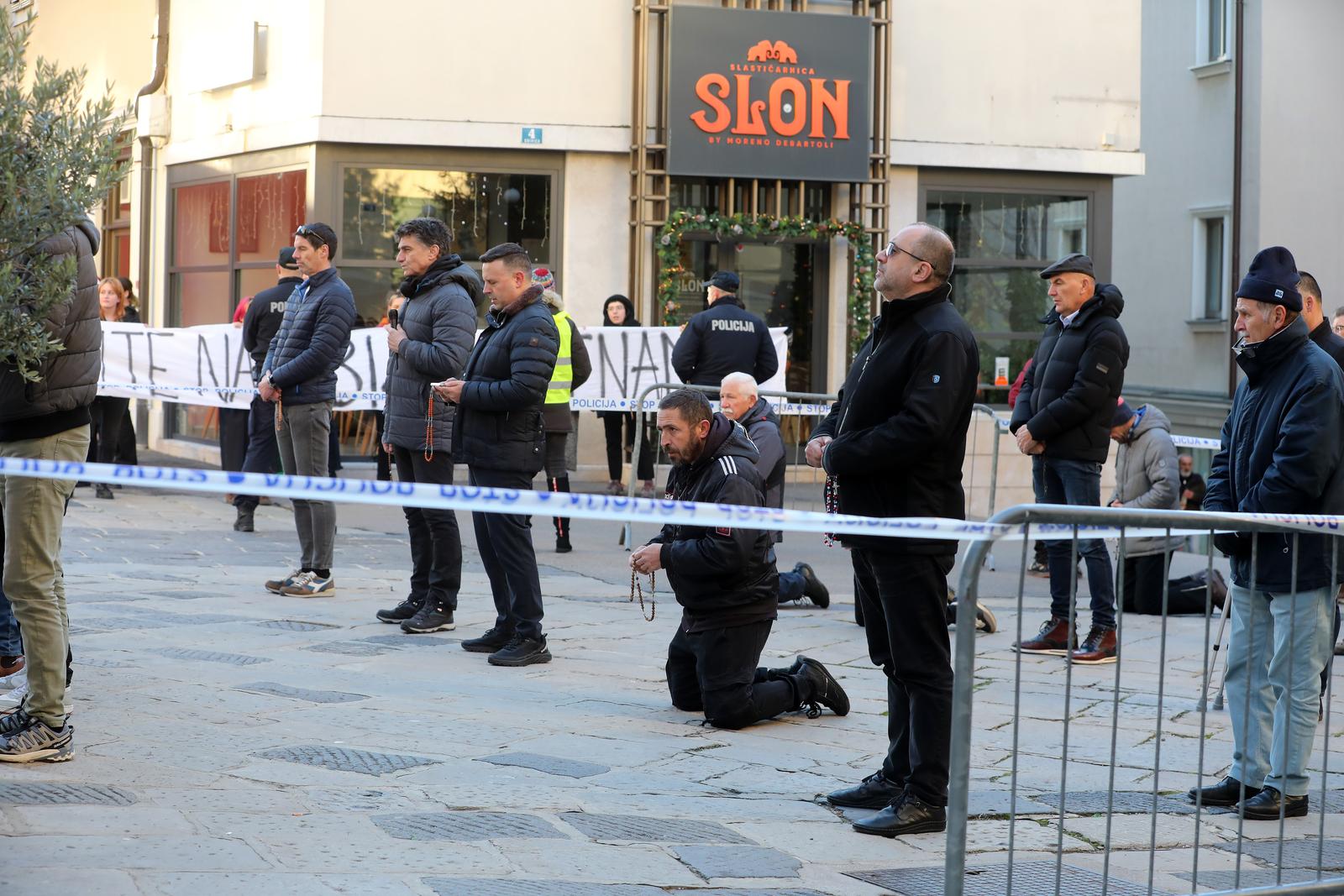 Rijeka: Molitelji i prosvjednici pred katedralom Svetog Vida Rijeka: Molitelji i prosvjednici pred katedralom Svetog Vida