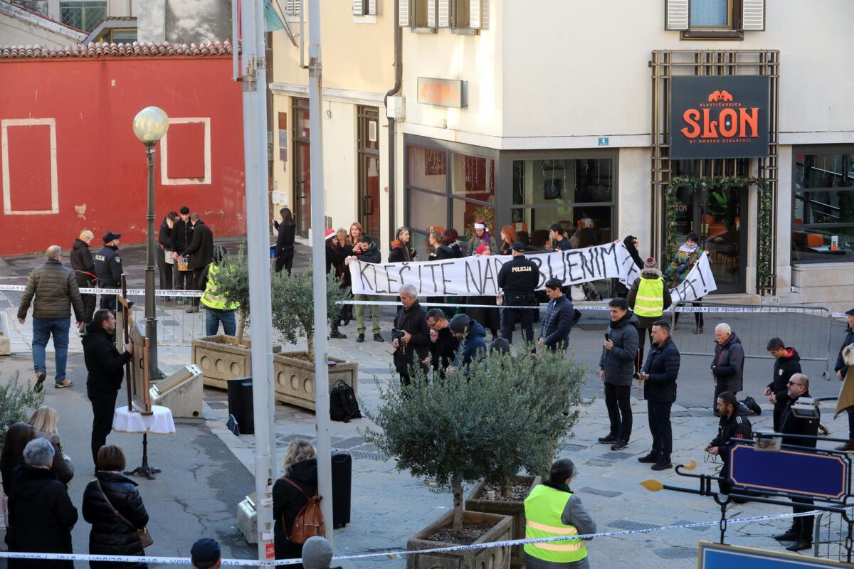 Rijeka: Molitelji i prosvjednici pred katedralom Svetog Vida