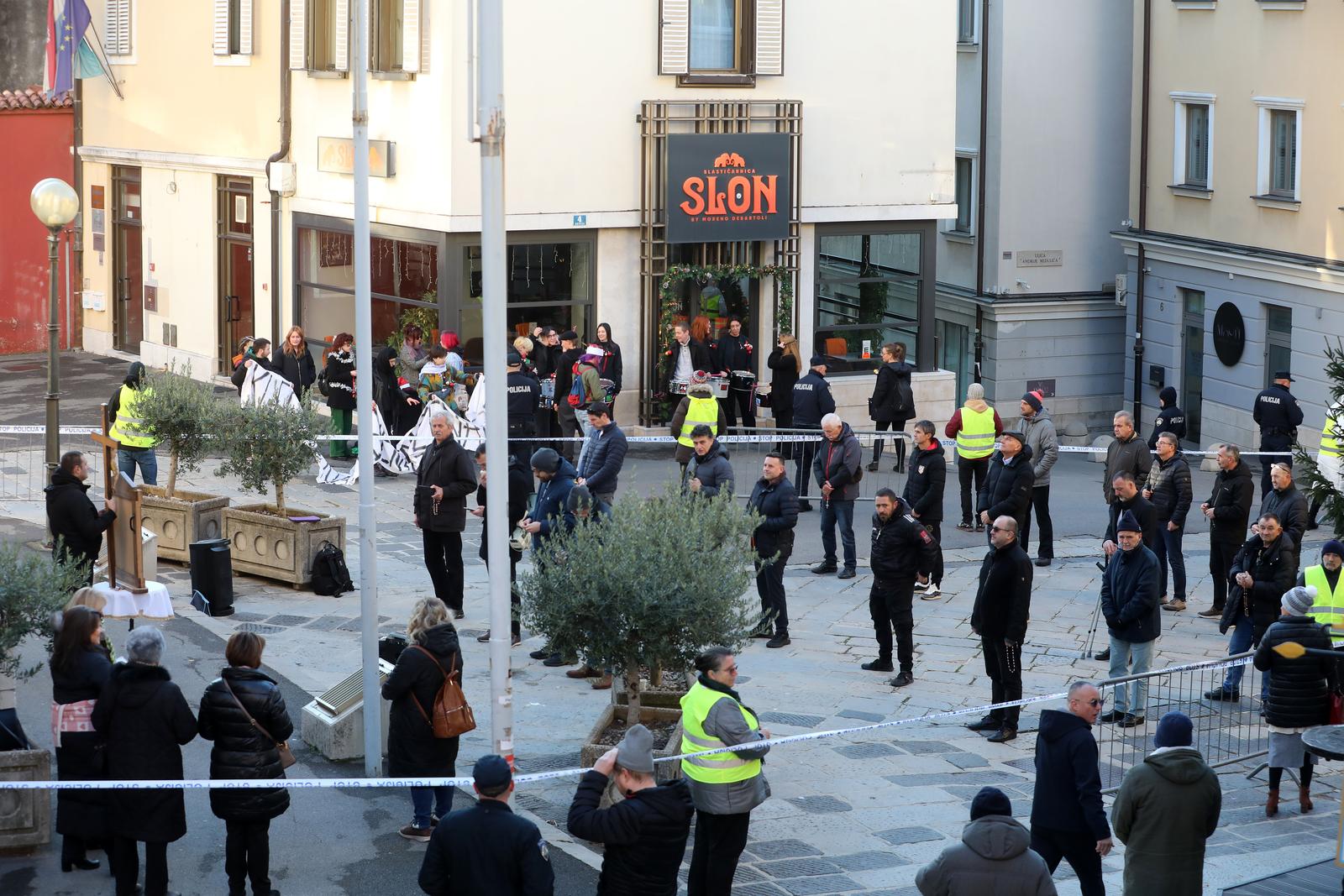 Rijeka: Molitelji i prosvjednici pred katedralom Svetog Vida Rijeka: Molitelji i prosvjednici pred katedralom Svetog Vida