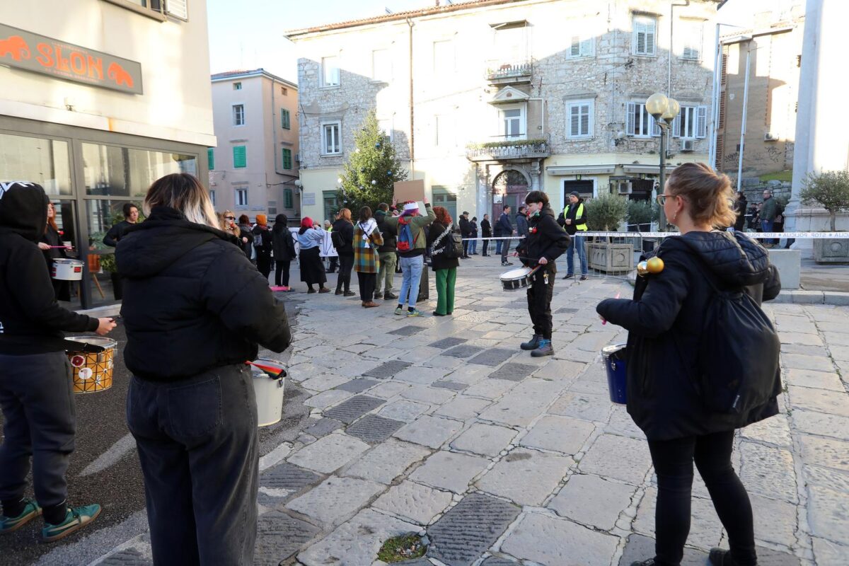 Rijeka: Molitelji i prosvjednici pred katedralom Svetog Vida