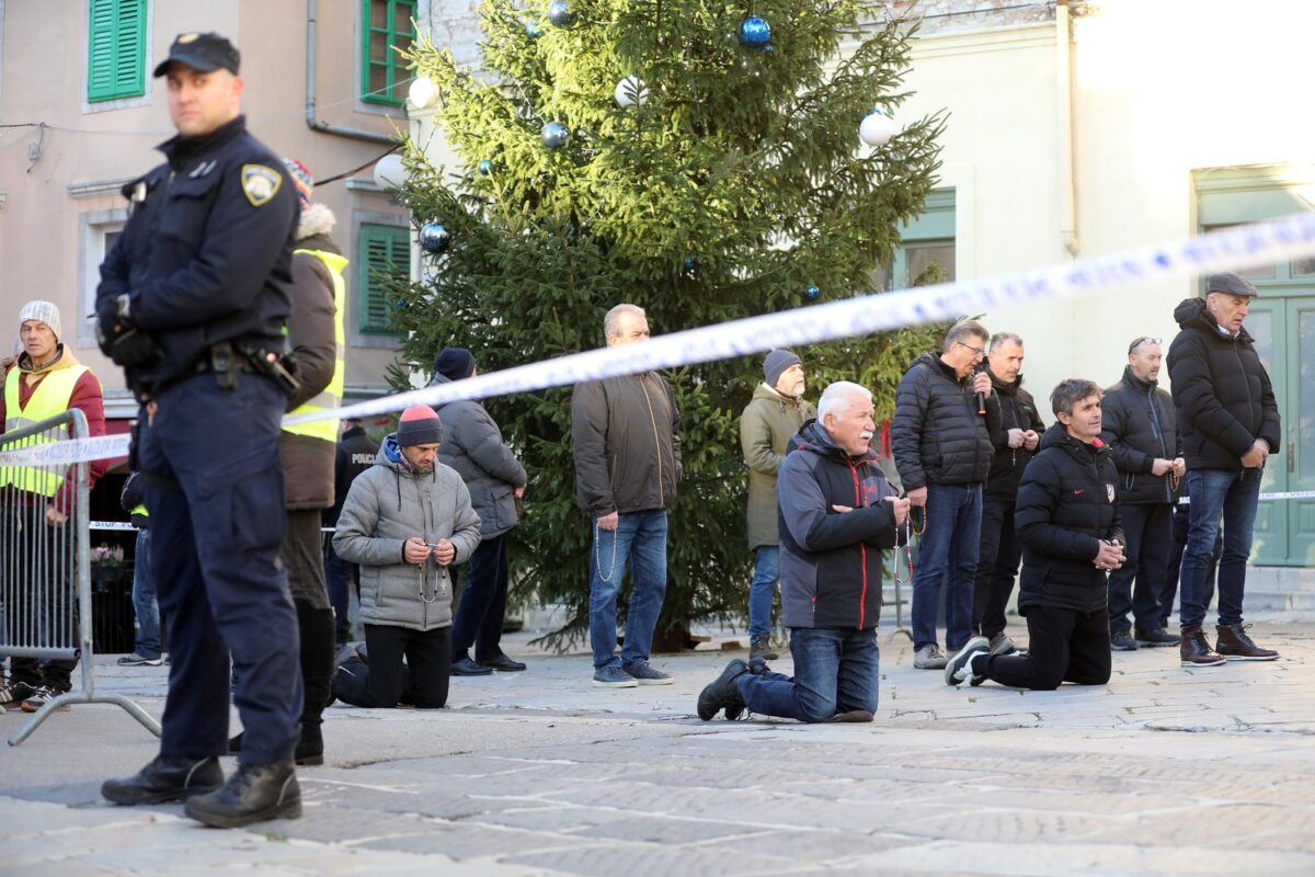 Rijeka: Molitelji i prosvjednici pred katedralom Svetog Vida