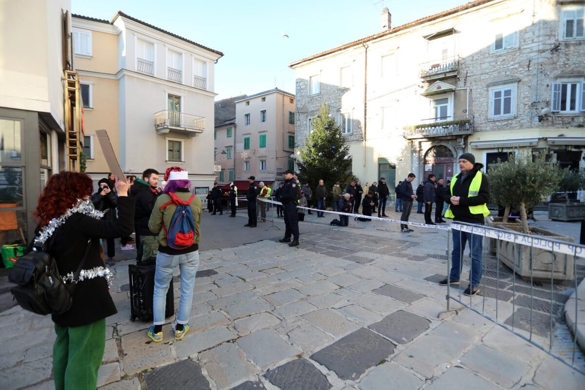 Rijeka: Molitelji i prosvjednici pred katedralom Svetog Vida