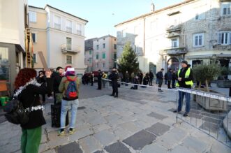 Rijeka: Molitelji i prosvjednici pred katedralom Svetog Vida